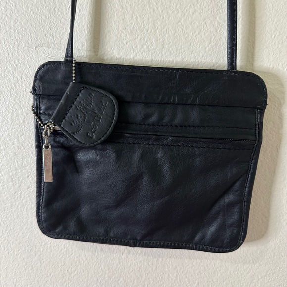 Eco Trend Black Leather Crossbody Bag With Chain Strap And Zipper Pocket - Picture 2 of 4